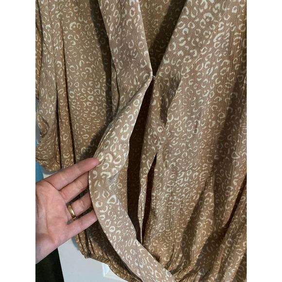 Daytrip Tan Cream Print Faux Wrap Balloon Sleeve Size Medium - Picture 4 of 5